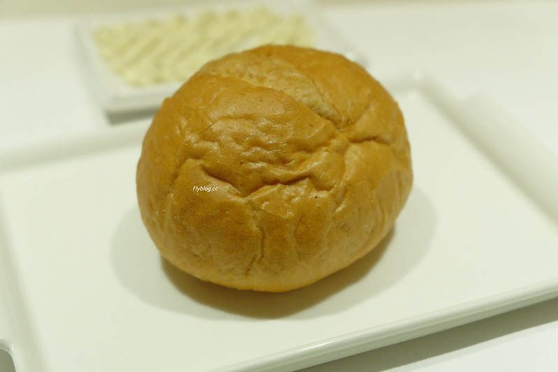 赤鬼牛排@台灣大道店┃台中西區：全新純白店面更亮眼，環境升級餐點也升級 @飛天璇的口袋