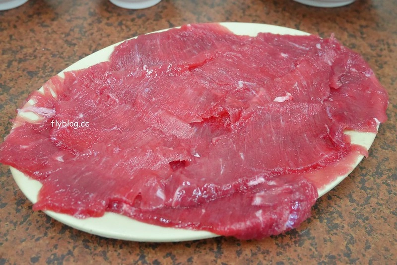 吉生沙茶火鍋｜冬天限定，用臉盆吃吉生沙茶火鍋，炭火煮吃的是古早味 @飛天璇的口袋