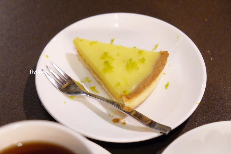 嘉義西區｜聖塔咖啡：在地人推薦必訪的聖塔咖啡，自製手工檸檬塔也好吃，蛋捲也是團購夯物 @飛天璇的口袋