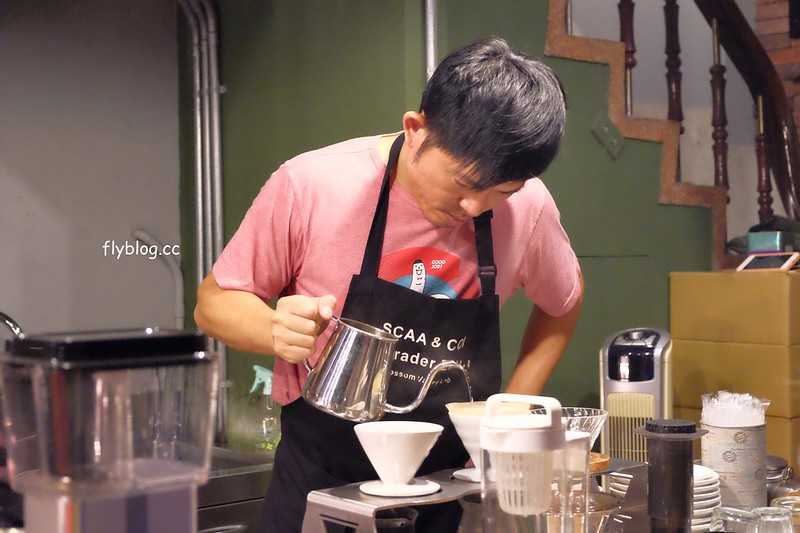 嘉義西區｜聖塔咖啡：在地人推薦必訪的聖塔咖啡，自製手工檸檬塔也好吃，蛋捲也是團購夯物 @飛天璇的口袋