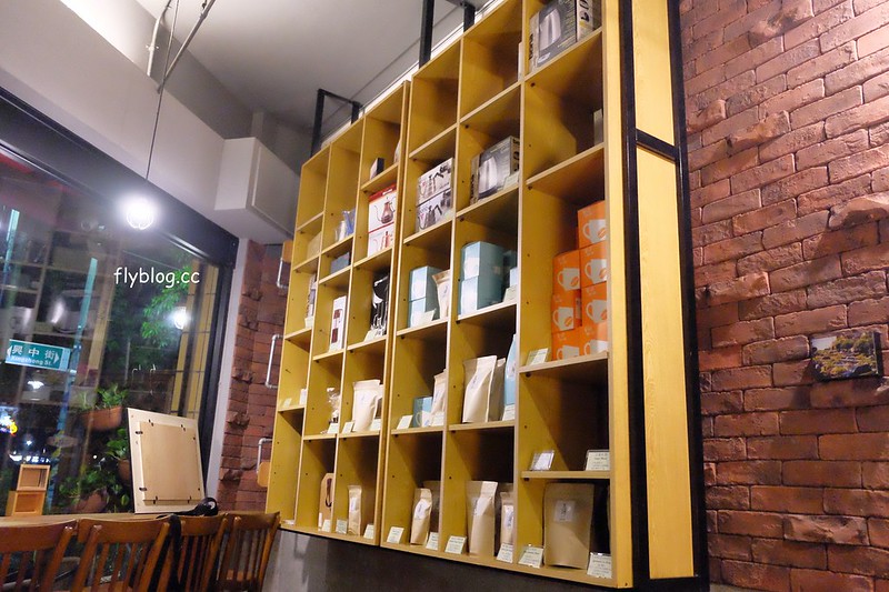 嘉義西區｜聖塔咖啡：在地人推薦必訪的聖塔咖啡，自製手工檸檬塔也好吃，蛋捲也是團購夯物 @飛天璇的口袋