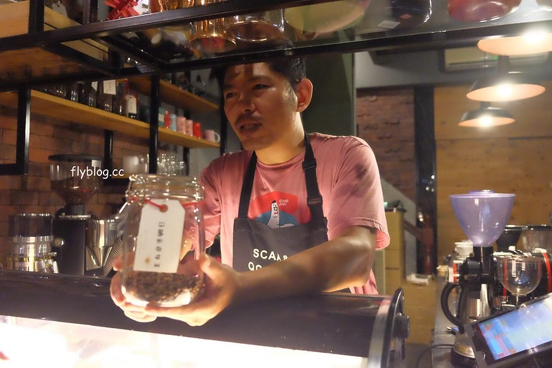 嘉義西區｜聖塔咖啡：在地人推薦必訪的聖塔咖啡，自製手工檸檬塔也好吃，蛋捲也是團購夯物 @飛天璇的口袋