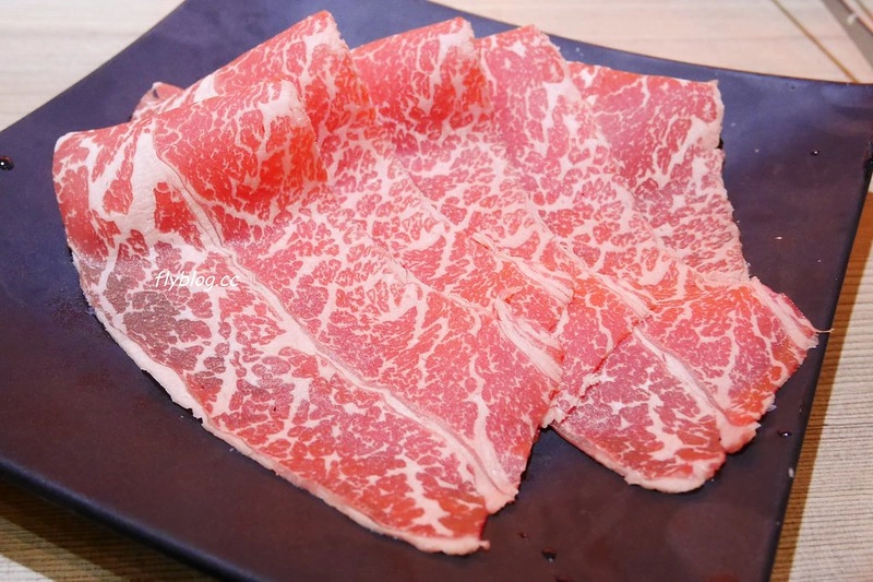 台中西屯｜滿堂紅頂級麻辣鴛鴦鍋｜599元以上麻辣火鍋吃到飽，牛小排、哈根達斯和可口可樂無限取用 @飛天璇的口袋