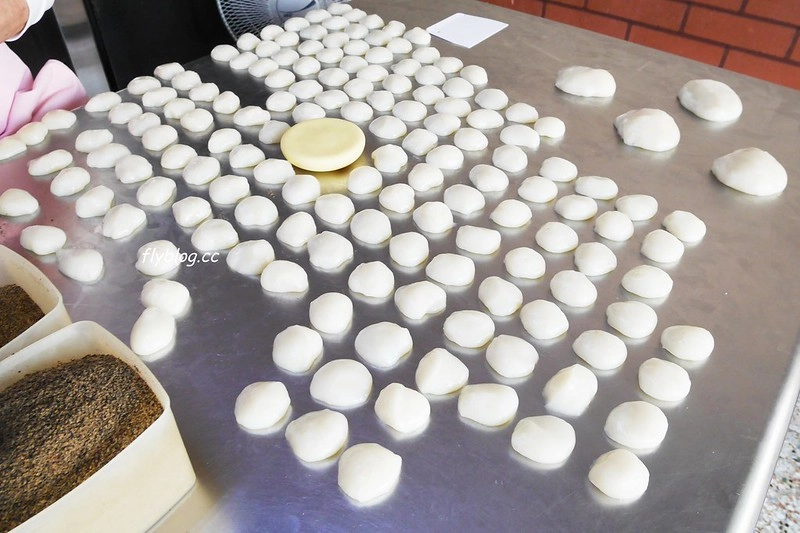 台中西屯|李記草屯麻糬.台中最老字號的麻糬店,層層包裏的好滋味 @飛天璇的口袋