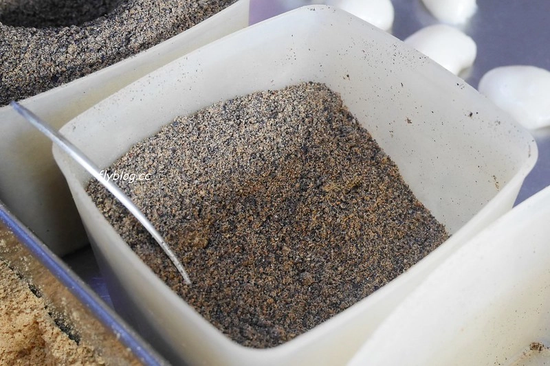 台中西屯|李記草屯麻糬.台中最老字號的麻糬店,層層包裏的好滋味 @飛天璇的口袋