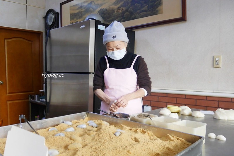 台中西屯|李記草屯麻糬.台中最老字號的麻糬店,層層包裏的好滋味 @飛天璇的口袋