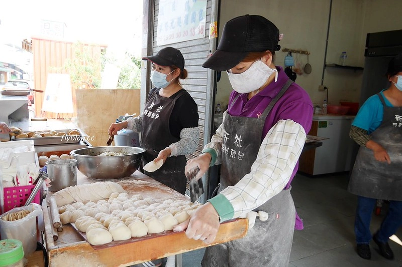 台中新社｜新社特製煎包．還沒出爐就排隊，像棒球一樣大的水煎包 @飛天璇的口袋