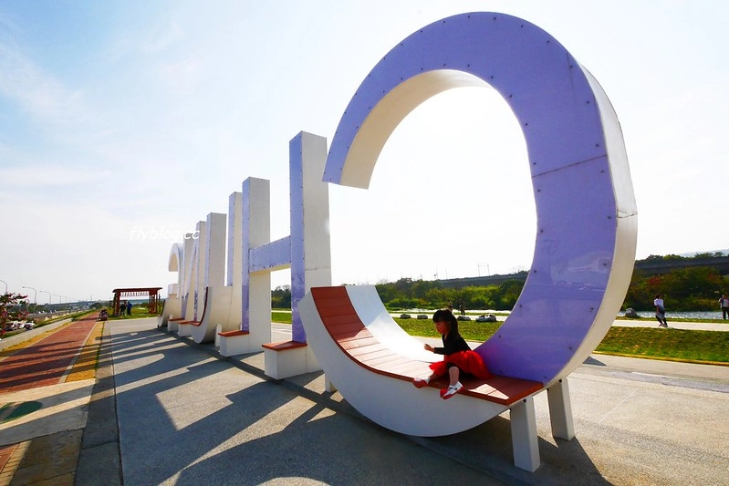 筏子溪迎賓水岸廊道┃台中南屯：台中美麗新地標，4公尺高的TAICHUN字體，台中IG超夯打卡新景點 @飛天璇的口袋