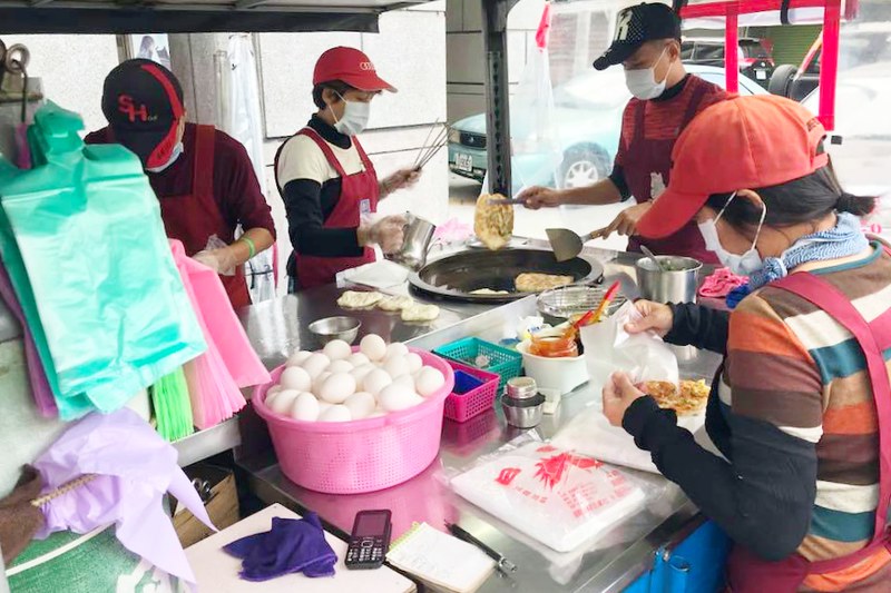 台中大甲｜宜吉九層塔粉蔥餅．大甲台灣銀行前藍色發財車，一天只賣5個小時售完為止 @飛天璇的口袋
