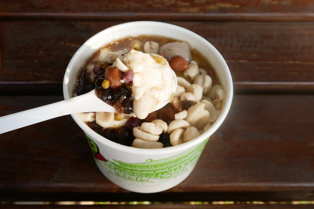 台中西區｜民生路無名豆花．一天只營業4.5小時的豆花店，9種配料滿滿滿只要50元 @飛天璇的口袋