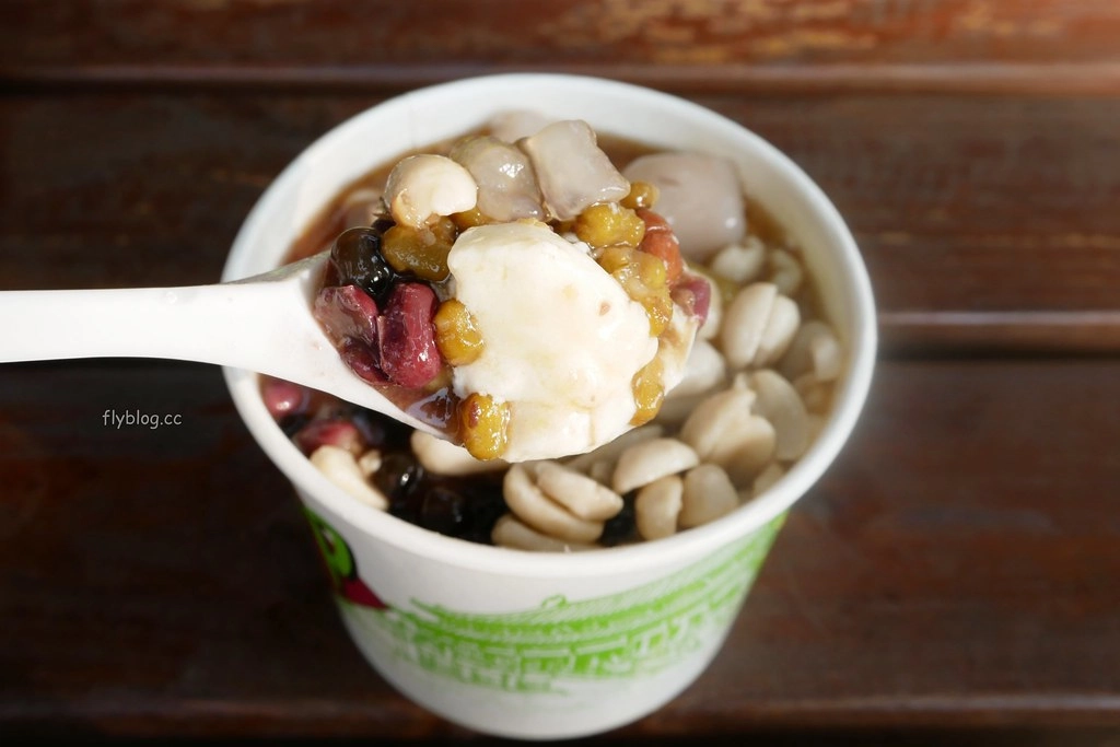 台中西區｜民生路無名豆花．一天只營業4.5小時的豆花店，9種配料滿滿滿只要50元 @飛天璇的口袋