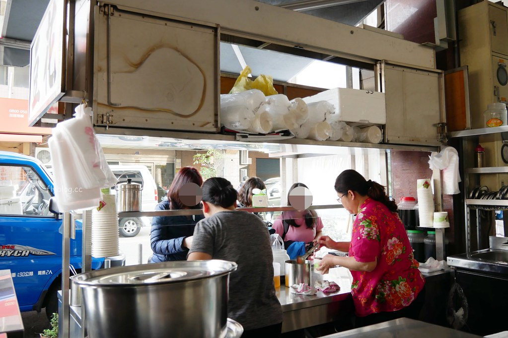 台中西區｜民生路無名豆花．一天只營業4.5小時的豆花店，9種配料滿滿滿只要50元 @飛天璇的口袋