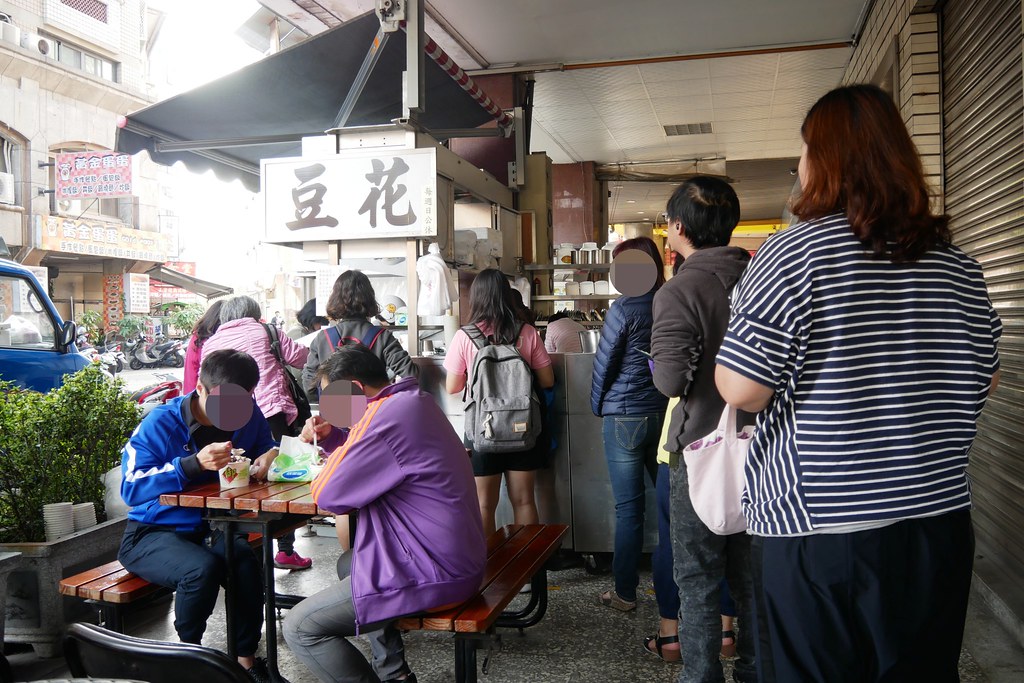 台中西區｜民生路無名豆花．一天只營業4.5小時的豆花店，9種配料滿滿滿只要50元 @飛天璇的口袋