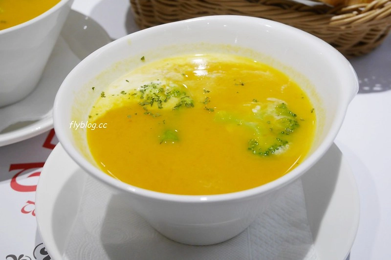 統領創意牛排館┃台中北區：傳統又有歷史的牛排館，餐點很老派卻很實在，$1680就有日本A5鹿兒島和牛 @飛天璇的口袋