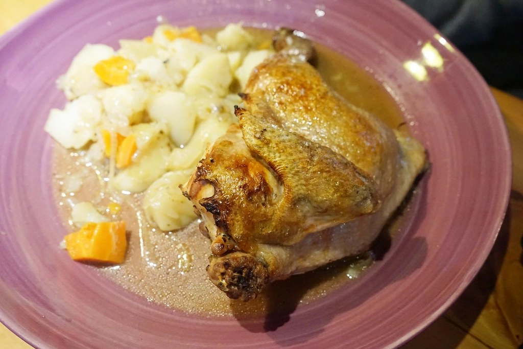 新竹香山｜Luau Pizza 柴寮披薩｜充滿異國風情的魔法小木屋，享受美食的同時又可以接觸大自然，新竹香山IG熱門打卡景點 @飛天璇的口袋