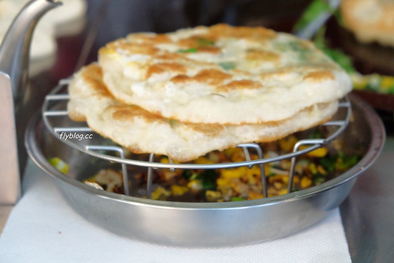 台中大甲｜宜吉九層塔粉蔥餅．大甲台灣銀行前藍色發財車，一天只賣5個小時售完為止 @飛天璇的口袋