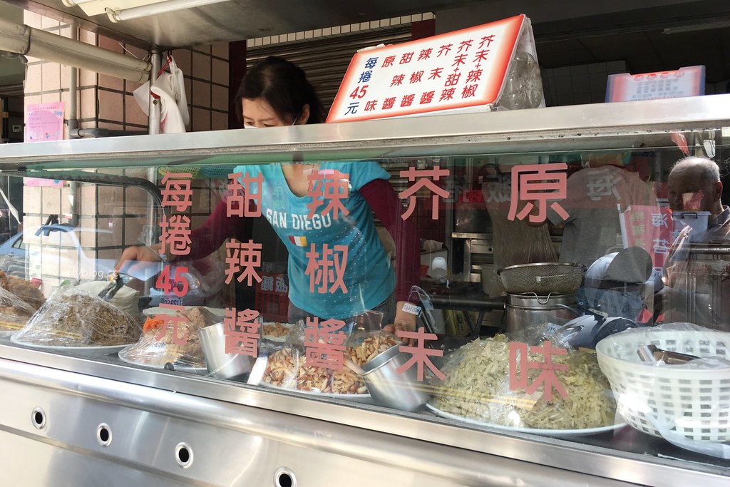 台中西區｜游記手工潤餅，第五市場排隊潤餅店，皮薄料多真材實換的好味道 @飛天璇的口袋