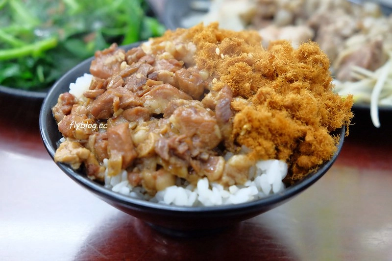 阿添蛤仔麵┃台中南屯：來自彰化30年老字號美食，台中南屯也吃的到，小菜選擇性多，蛤仔麵料多有誠意 @飛天璇的口袋