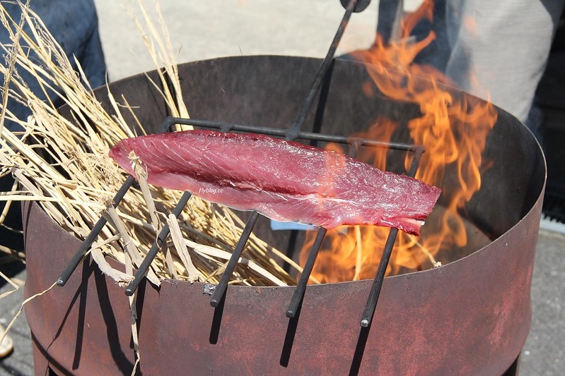 黑潮一番館．鰹のたたき┃日本高知：稻草炙燒鰹魚DIY，高知必吃美食推薦 @飛天璇的口袋