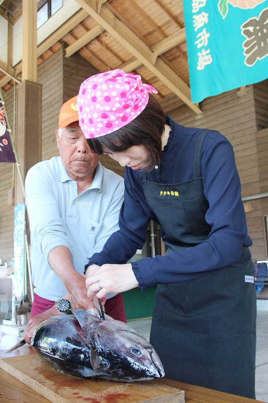黑潮一番館．鰹のたたき┃日本高知：稻草炙燒鰹魚DIY，高知必吃美食推薦 @飛天璇的口袋