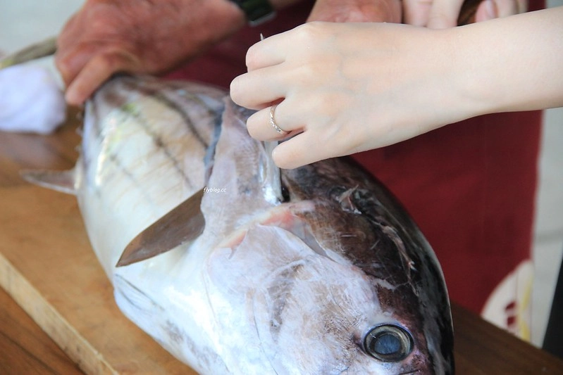 黑潮一番館．鰹のたたき┃日本高知：稻草炙燒鰹魚DIY，高知必吃美食推薦 @飛天璇的口袋