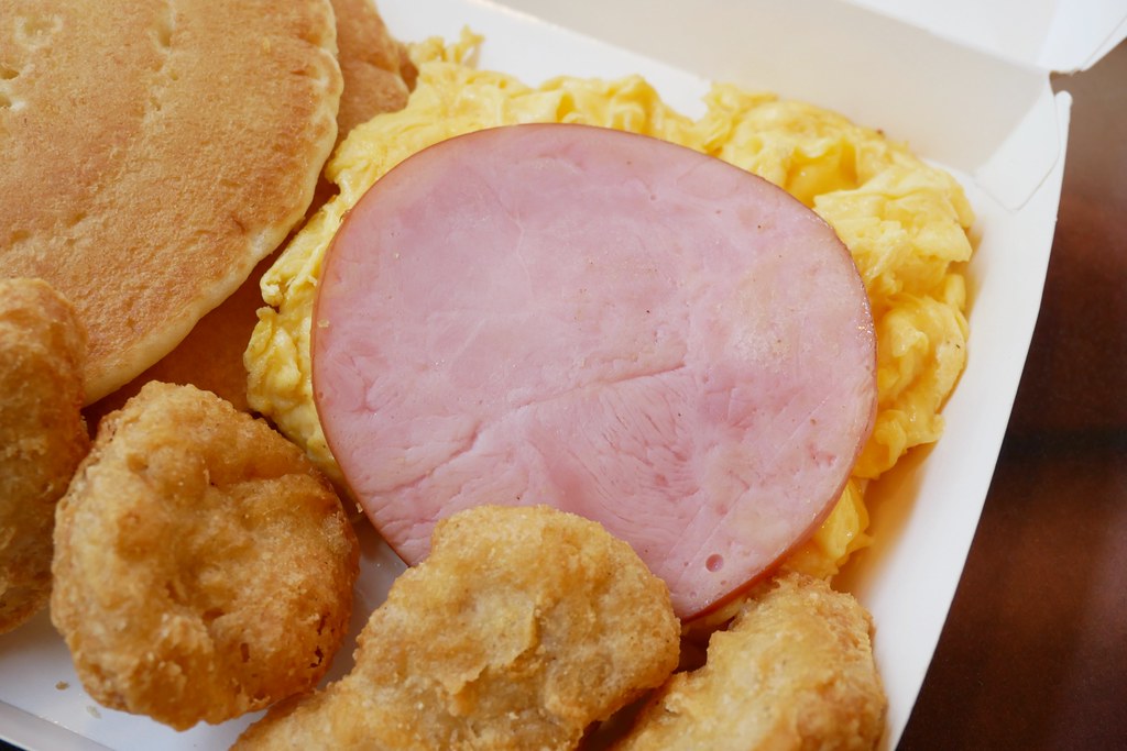 麥當勞．台中崇德二店：用鬆餅大早餐與孩子一起度過愜意美好的晨間時光，24小時營業不打烊還有得來速超方便 @飛天璇的口袋