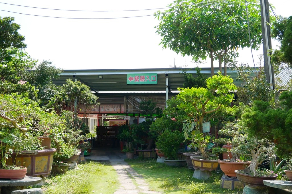 台中北屯｜龍莊烤乳豬庭園美食．大坑山區美食餐廳，臘味煲仔飯、烤乳豬、烤肥鵝、燒肥鵝合菜辦桌料理 @飛天璇的口袋