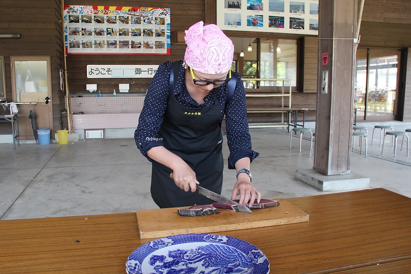 黑潮一番館．鰹のたたき┃日本高知：稻草炙燒鰹魚DIY，高知必吃美食推薦 @飛天璇的口袋