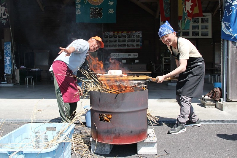 黑潮一番館．鰹のたたき┃日本高知：稻草炙燒鰹魚DIY，高知必吃美食推薦 @飛天璇的口袋
