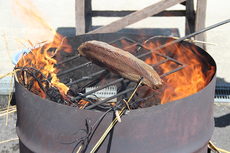 黑潮一番館．鰹のたたき┃日本高知：稻草炙燒鰹魚DIY，高知必吃美食推薦 @飛天璇的口袋