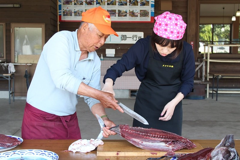 黑潮一番館．鰹のたたき┃日本高知：稻草炙燒鰹魚DIY，高知必吃美食推薦 @飛天璇的口袋