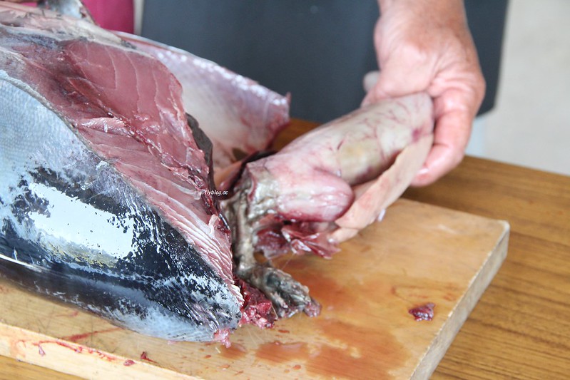 黑潮一番館．鰹のたたき┃日本高知：稻草炙燒鰹魚DIY，高知必吃美食推薦 @飛天璇的口袋