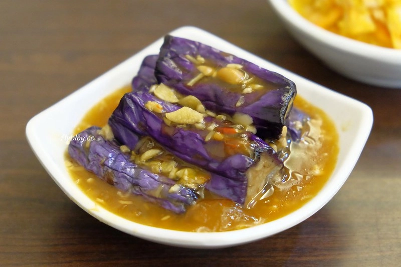 【台中西區】饕之鄉李姐的店：有平價鼎泰豐美喻的小籠包，蔥油餅和鮭魚炒飯也推薦 @飛天璇的口袋