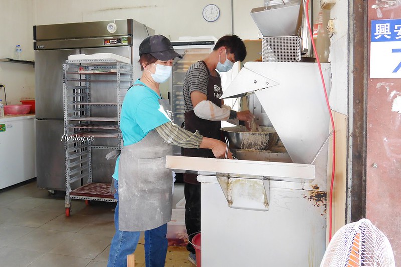 台中新社｜新社特製煎包．還沒出爐就排隊，像棒球一樣大的水煎包 @飛天璇的口袋