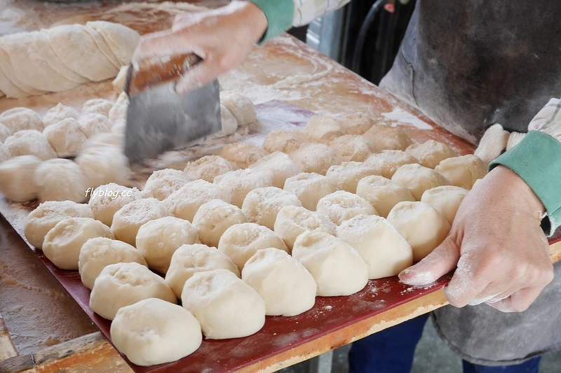 台中新社｜新社特製煎包．還沒出爐就排隊，像棒球一樣大的水煎包 @飛天璇的口袋