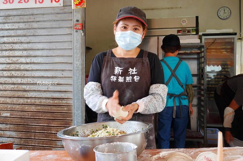台中新社｜新社特製煎包．還沒出爐就排隊，像棒球一樣大的水煎包 @飛天璇的口袋