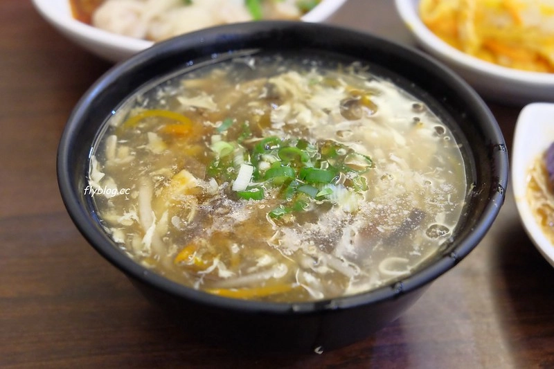 【台中西區】饕之鄉李姐的店：有平價鼎泰豐美喻的小籠包，蔥油餅和鮭魚炒飯也推薦 @飛天璇的口袋