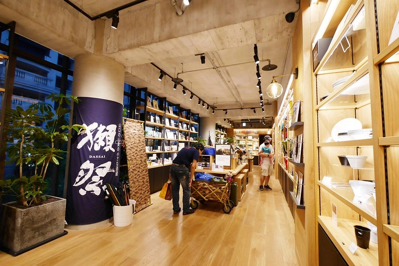 台中蔦屋書店｜全球20間最美的書店之一，結合書局和餐廳美食，還有獨家沖繩Doug&rsquo;s Burger漢堡 @飛天璇的口袋