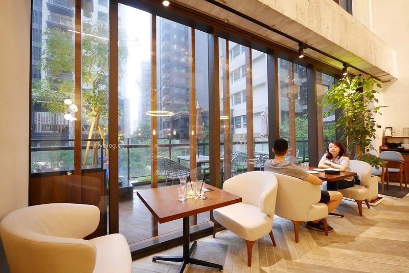 台中蔦屋書店｜全球20間最美的書店之一，結合書局和餐廳美食，還有獨家沖繩Doug&rsquo;s Burger漢堡 @飛天璇的口袋