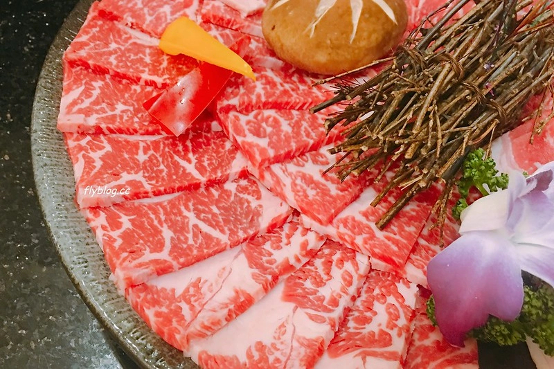 澄居烤物燒肉┃台中西區：有漂亮乾燥花打卡牆的燒肉店，台灣大道鄰近勤美誠品商圈 @飛天璇的口袋