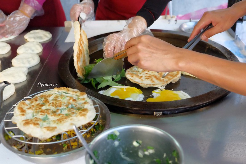 台中大甲｜宜吉九層塔粉蔥餅．大甲台灣銀行前藍色發財車，一天只賣5個小時售完為止 @飛天璇的口袋