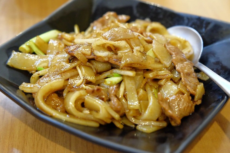 台中南屯｜半島鐵盒茶餐廳．香港人開的茶餐廳，餐點平價好吃推薦 @飛天璇的口袋