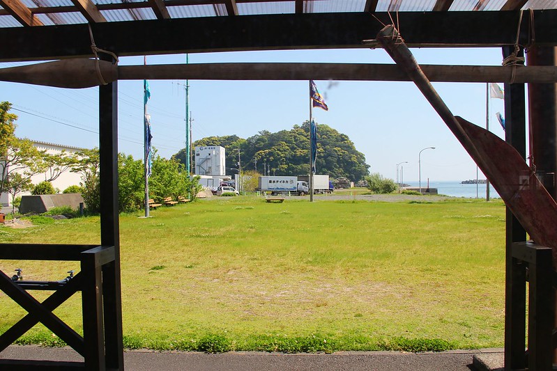 黑潮一番館．鰹のたたき┃日本高知：稻草炙燒鰹魚DIY，高知必吃美食推薦 @飛天璇的口袋