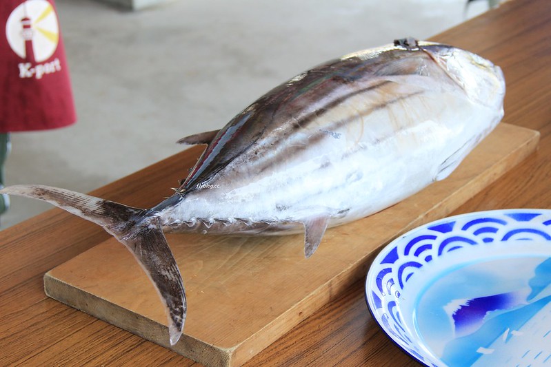 黑潮一番館．鰹のたたき┃日本高知：稻草炙燒鰹魚DIY，高知必吃美食推薦 @飛天璇的口袋