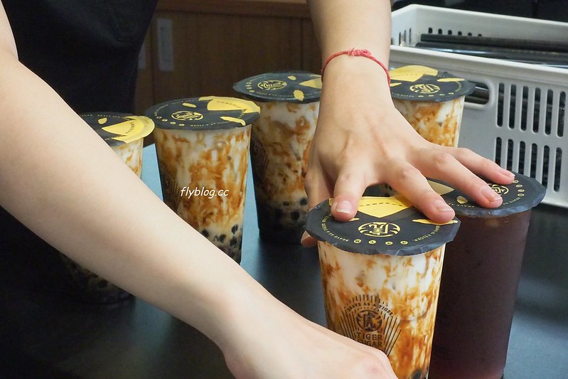 老虎堂黑糖專賣┃台中西屯：排到望穿秋水的超人氣黑糖珍奶，逢甲店排隊人潮比較少 @飛天璇的口袋