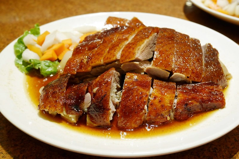 頂園燒鵝担仔廚房｜金黃油亮的燒鵝好好吃，雞翅和芋頭米粉也很推薦 @飛天璇的口袋