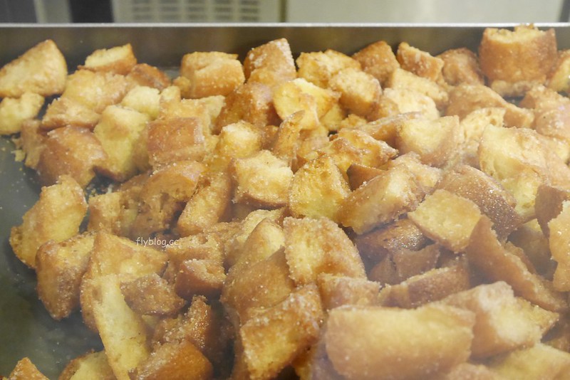 Mini One可頌專賣店｜秤重賣的迷你可頌好好吃，還有紅豆麻糬麵包和窯烤起士蛋糕，新光三越下午茶小甜點 @飛天璇的口袋