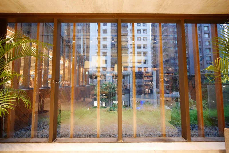 台中蔦屋書店｜全球20間最美的書店之一，結合書局和餐廳美食，還有獨家沖繩Doug&rsquo;s Burger漢堡 @飛天璇的口袋