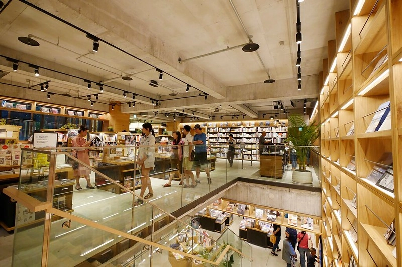 台中蔦屋書店｜全球20間最美的書店之一，結合書局和餐廳美食，還有獨家沖繩Doug&rsquo;s Burger漢堡 @飛天璇的口袋