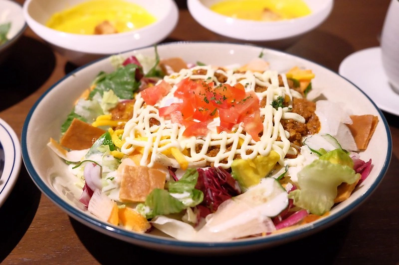 台中蔦屋書店｜全球20間最美的書店之一，結合書局和餐廳美食，還有獨家沖繩Doug&rsquo;s Burger漢堡 @飛天璇的口袋